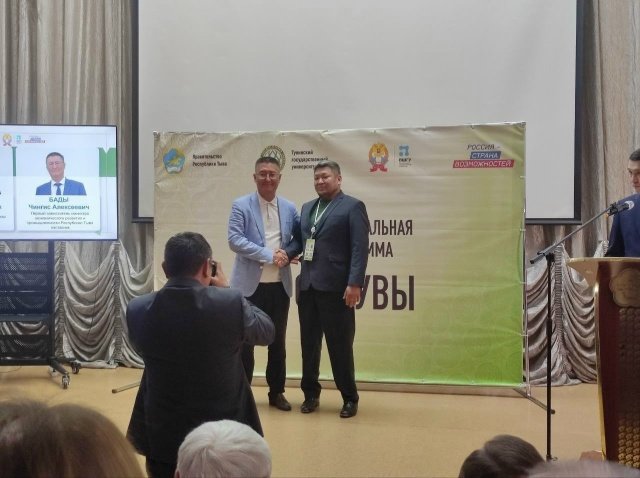 Айдын Ооржак проходит межмодульную стажировку в Минэкономразвития Республики Тыва в рамках проекта «Время Героев»